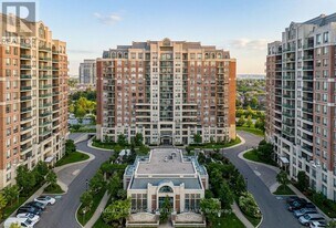 330 Red Maple Rd in Richmond Hill, ON - Building Photo