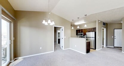 MacArthur Square Apartments in Sioux Falls, SD - Foto de edificio - Building Photo