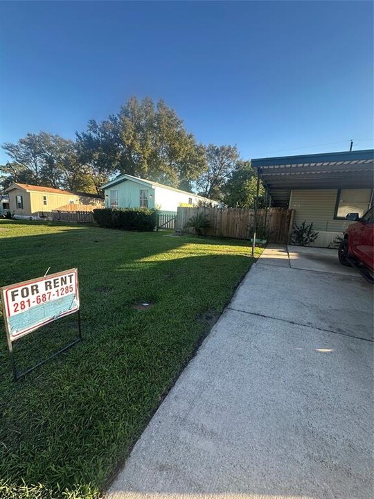 10022 Cedar Landing Dr in Baytown, TX - Building Photo