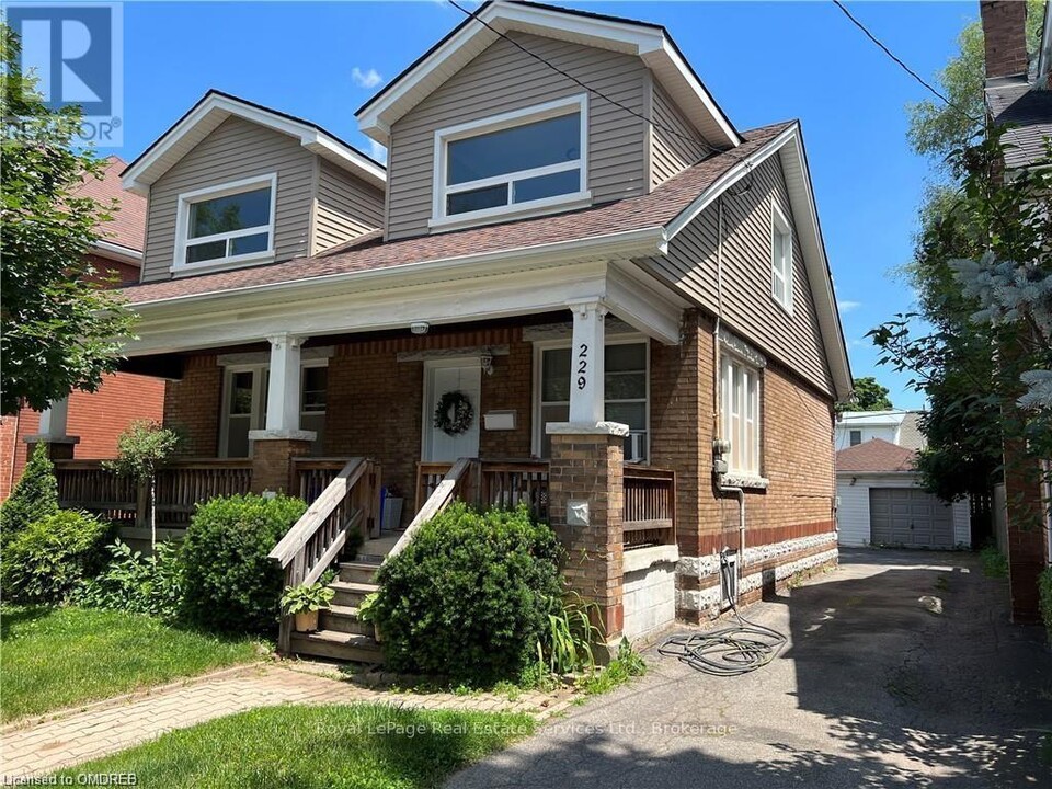 229 Ottawa St S in Hamilton, ON - Building Photo