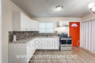 5869 Bluffman Dr in Dallas, TX - Building Photo - Building Photo