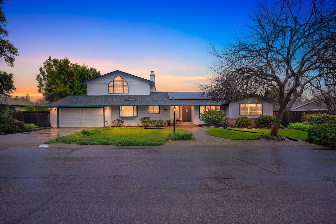 2055 Kent Dr in Los Altos, CA - Building Photo