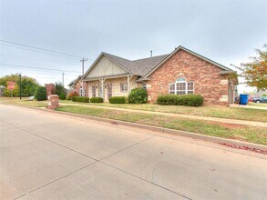 1001 N Barn Hill Way in Mustang, OK - Building Photo - Building Photo