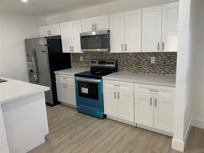 4121 Stirling Rd, Unit 401 in Davie, FL - Building Photo - Building Photo