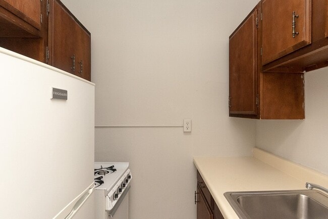 430 W Roscoe St, Unit 401 in Chicago, IL - Building Photo - Building Photo