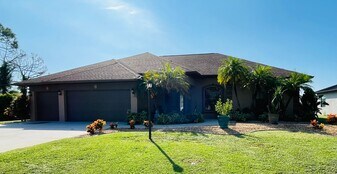 19 Medalist Way in Rotonda West, FL - Building Photo