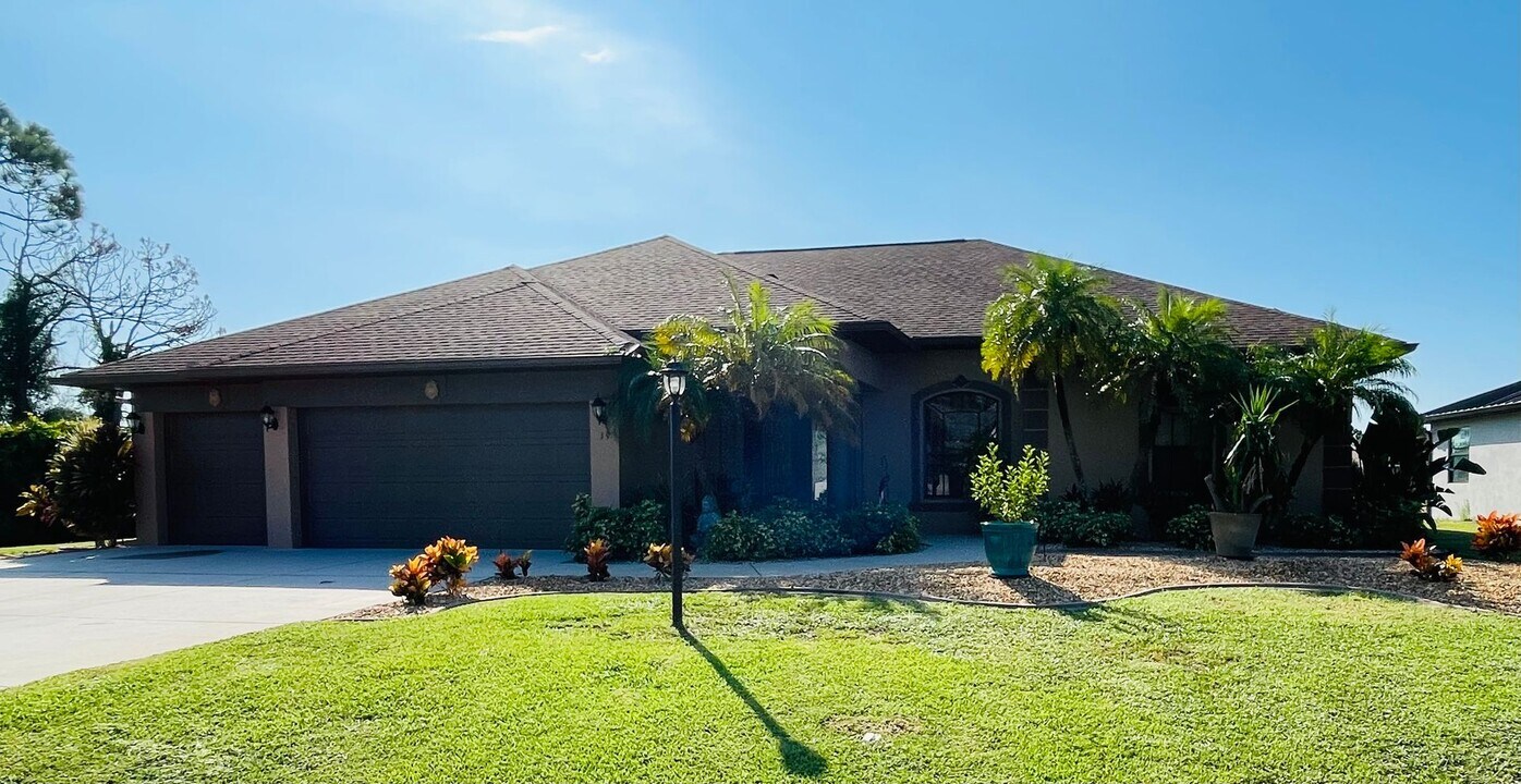19 Medalist Way in Rotonda West, FL - Building Photo