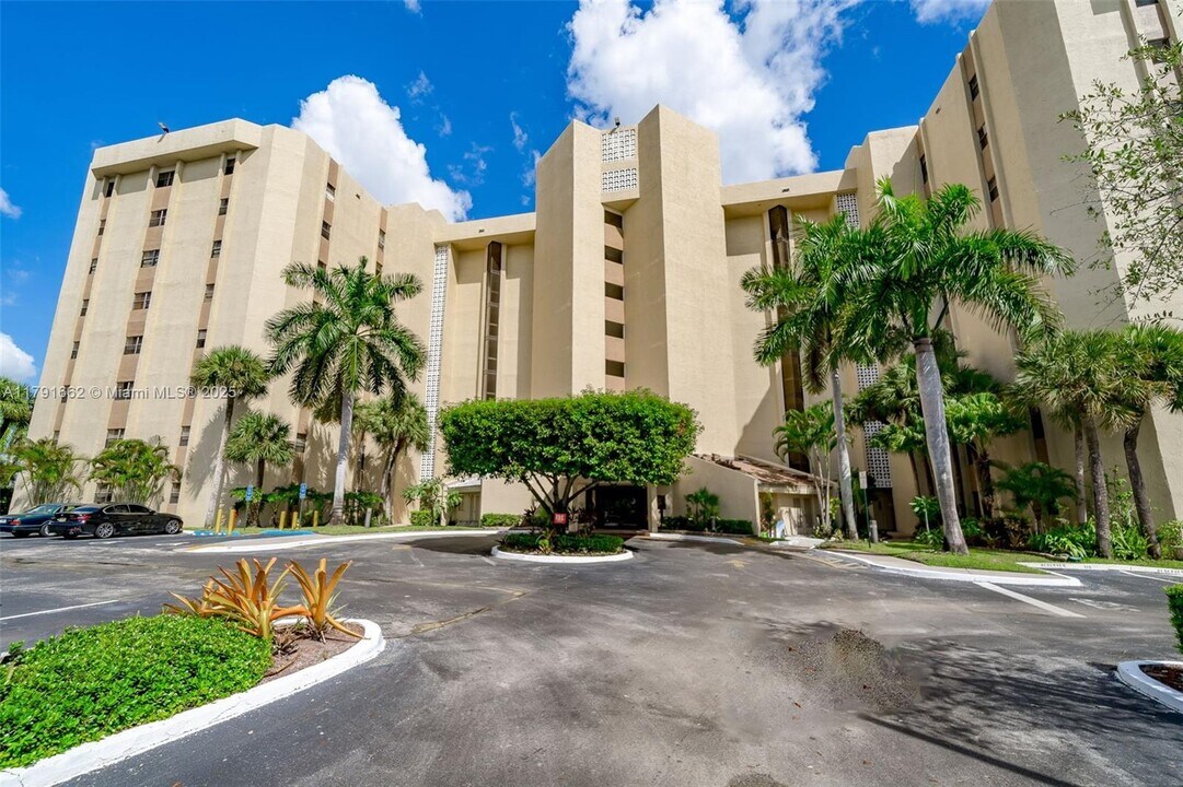 7400 Radice Ct in Lauderhill, FL - Foto de edificio