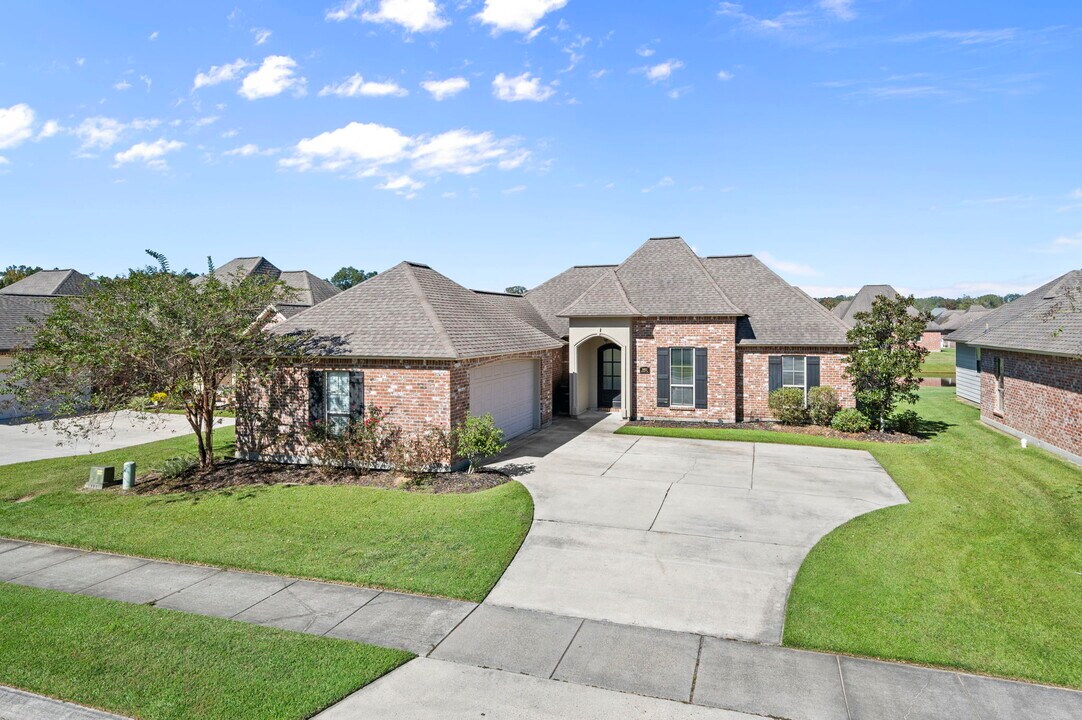 16923 Bradford Ave in Central, LA - Building Photo