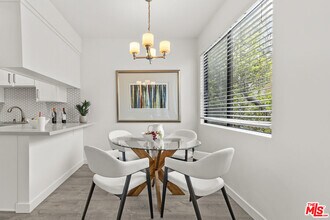 8110 Manitoba St in Los Angeles, CA - Building Photo - Building Photo