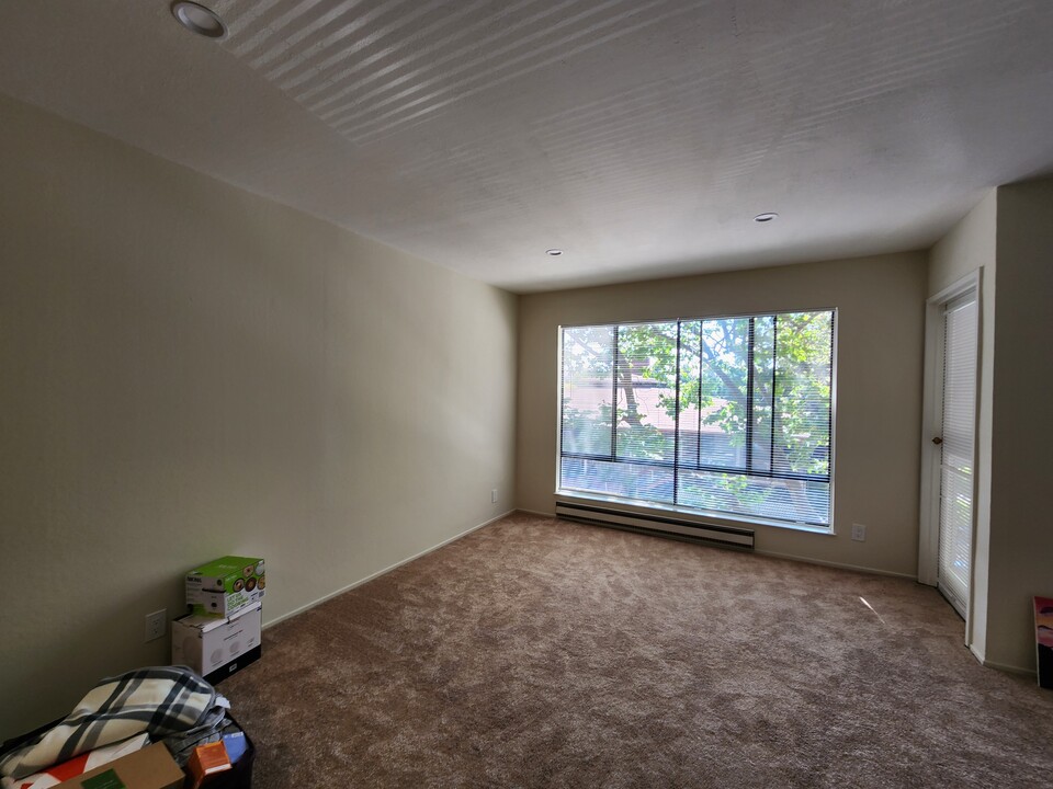 8 Captain Dr, Unit 358 in Emeryville, CA - Building Photo