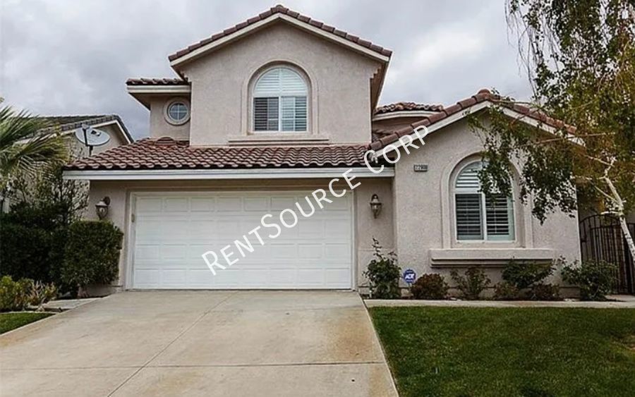 22909 Redwood Ct in Santa Clarita, CA - Building Photo
