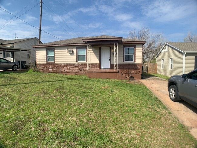 property at 3117 N Lindsay Ave