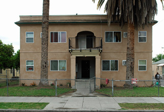 Calaveras Apartments in Fresno, CA - Building Photo - Building Photo