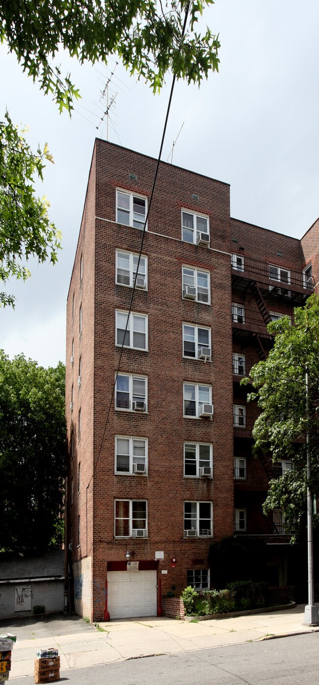 99-15 67th Rd in Rego Park, NY - Foto de edificio - Building Photo