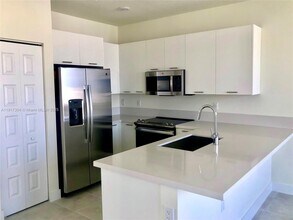 6455 NW 103rd Pl in Doral, FL - Foto de edificio - Building Photo