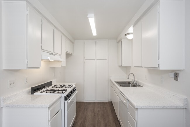 Orange Plaza in Orange, CA - Building Photo - Interior Photo
