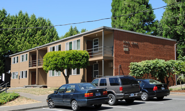 Pearl Lewis Hall in Portland, OR - Foto de edificio - Building Photo