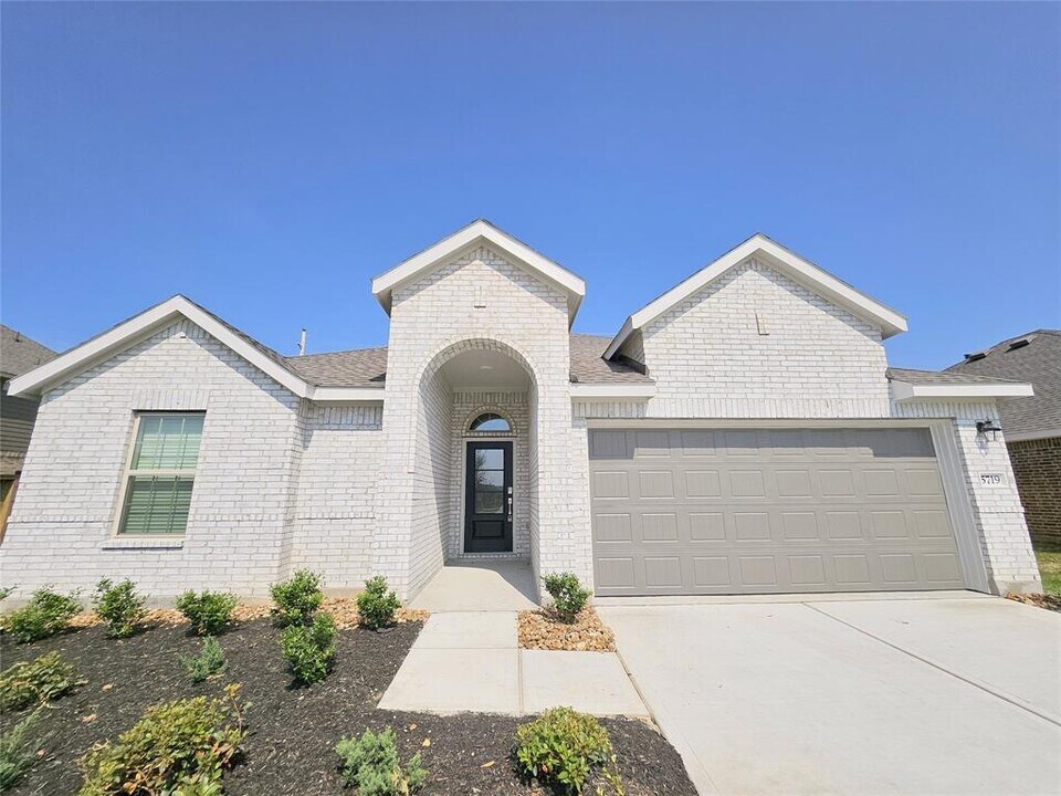 5719 Moonflower Ave in Rosenberg, TX - Building Photo