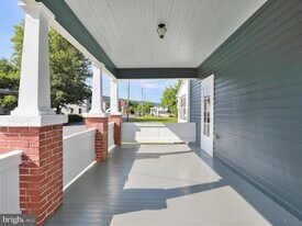 588 E King St in Strasburg, VA - Building Photo