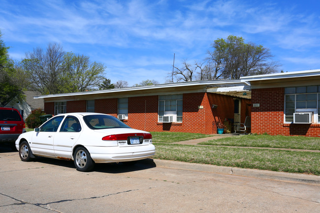 609-615 Hoover St in Norman, OK - Building Photo - Building Photo