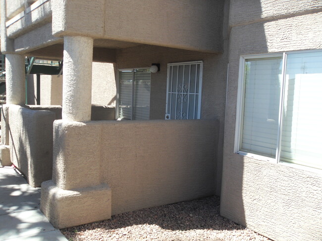 2233 James Bilbray Dr, Unit 101 in Las Vegas, NV - Building Photo - Building Photo
