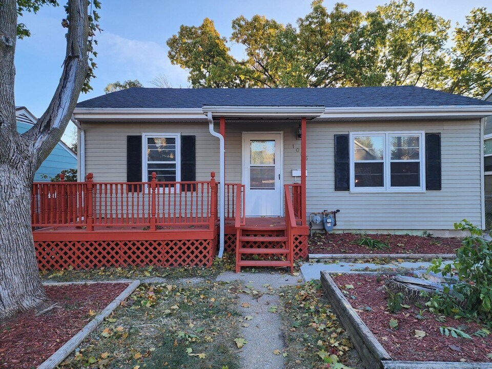 1006 West 3rd St S in Newton, IA - Building Photo