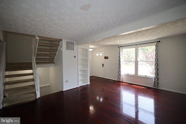 5564 Caithness Ct in Fairfax, VA - Foto de edificio - Building Photo