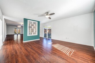 10630 Olympia Dr, Unit upper in Houston, TX - Building Photo - Building Photo