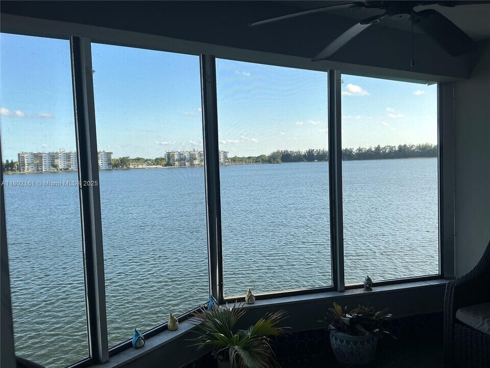 1160 NE 191st St in Miami, FL - Building Photo