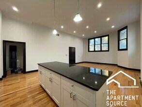 2842 W Augusta Blvd, Unit 1000-1E in Chicago, IL - Building Photo - Building Photo