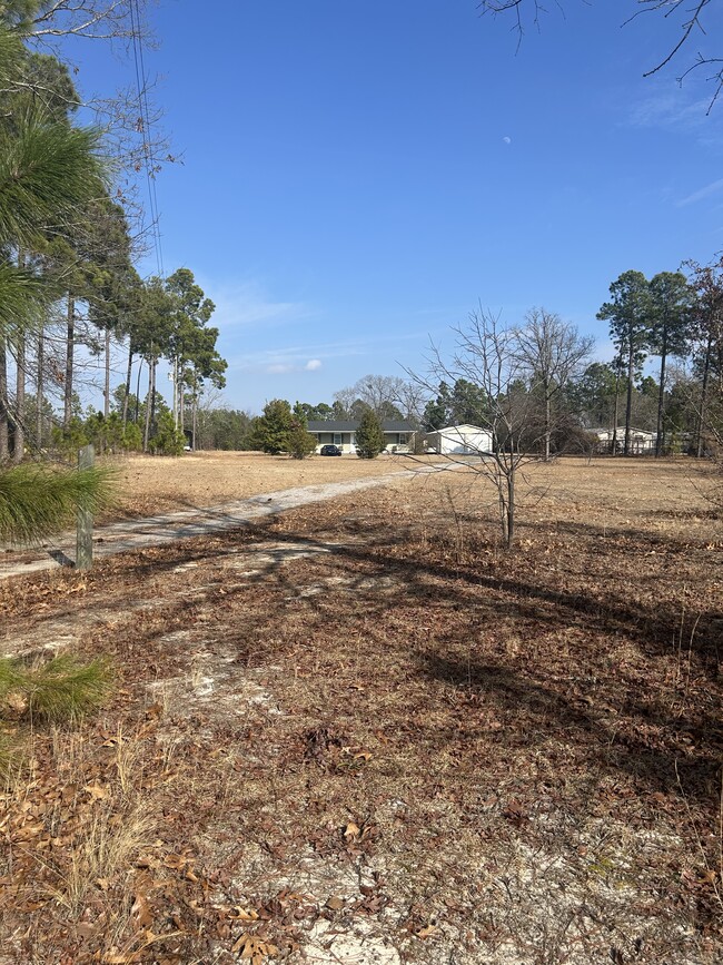 1084 Claude White Rd in Sanford, NC - Foto de edificio - Building Photo