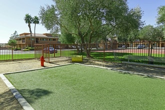Village Square in Las Vegas, NV - Foto de edificio - Building Photo