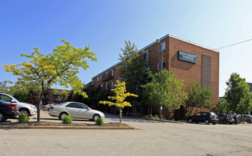 Beechmont Towers in Beachwood, OH - Foto de edificio - Building Photo