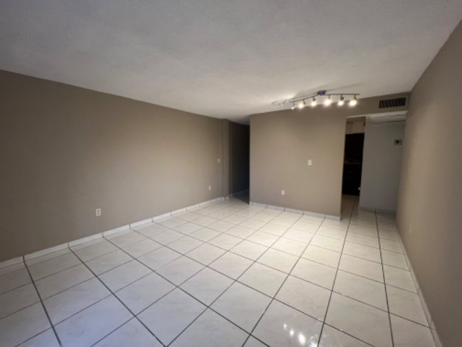 2498 SW 17th St in Miami, FL - Building Photo - Building Photo