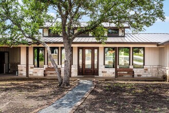 1802 Mountain Vly Dr in Concan, TX - Building Photo - Building Photo