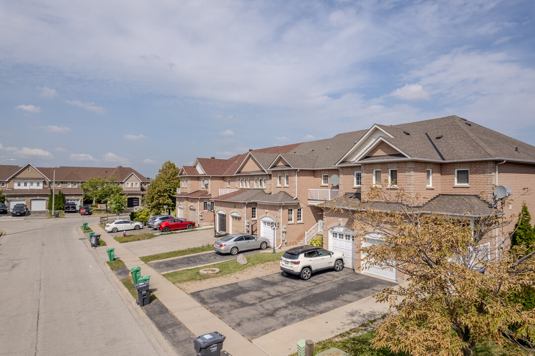 43-55 Stirrup Crt in Brampton, ON - Building Photo