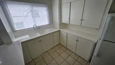 228 S Tower Dr, Unit 205 in Beverly Hills, CA - Foto de edificio - Building Photo