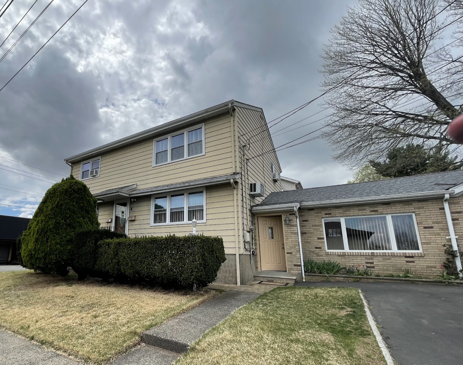 4 Bank St in Elmwood Park, NJ - Building Photo