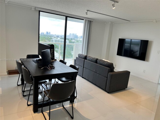 13499 Biscayne Blvd in North Miami, FL - Building Photo - Building Photo