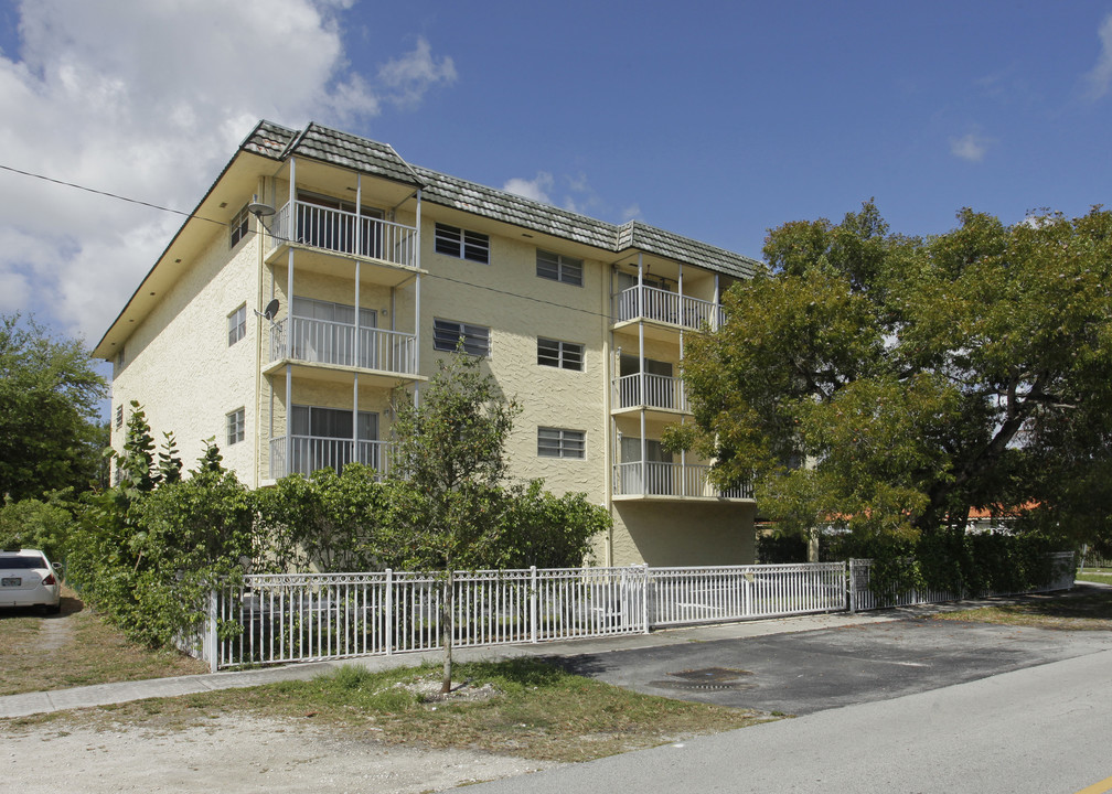 12290 NE 11th Ct in North Miami, FL - Foto de edificio