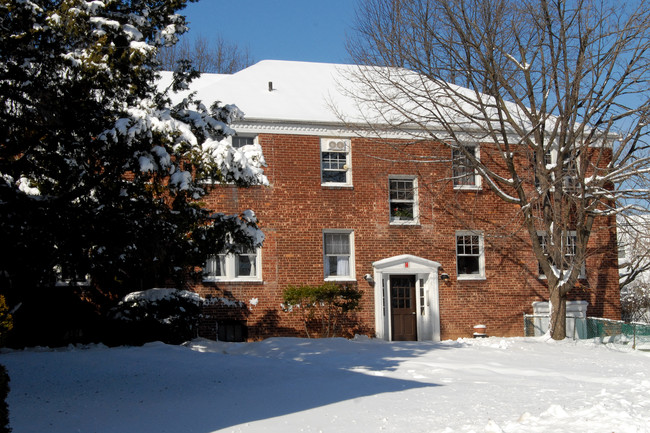 Middle Village Apartments in Clifton, NJ - Foto de edificio - Building Photo