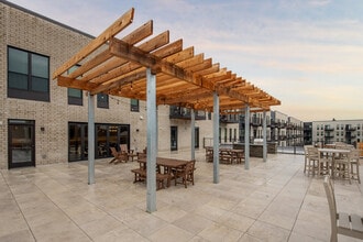 Ochalla Springs in Fitchburg, WI - Foto de edificio - Building Photo
