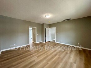 576 E Fall Creek Pkwy N Dr in Indianapolis, IN - Building Photo - Building Photo