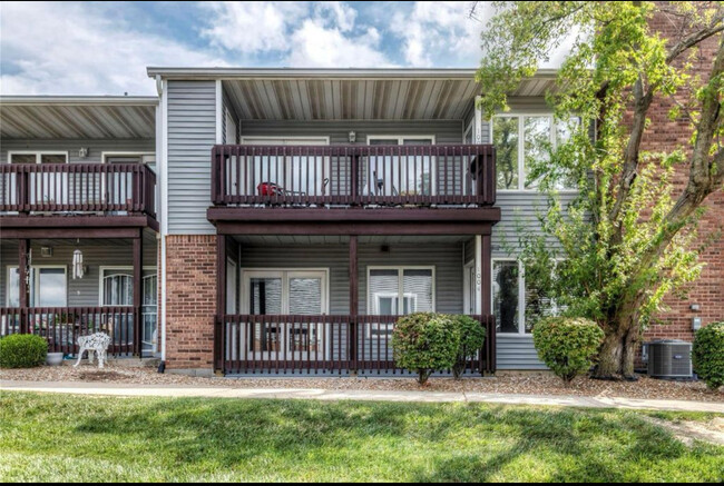 1004 King Dr in St. Charles, MO - Foto de edificio - Building Photo