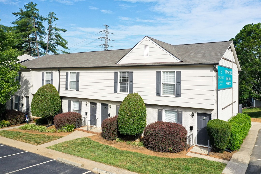 Pinehurst On Providence in Charlotte, NC - Building Photo