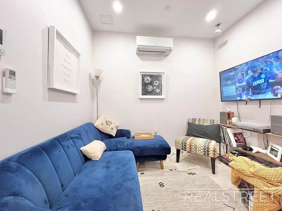 Kent Ave in Brooklyn, NY - Building Photo