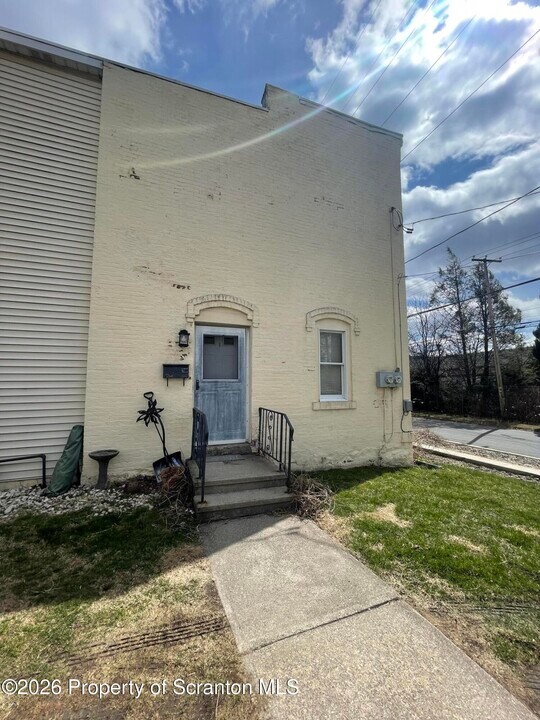 715 Mill St in Dunmore, PA - Building Photo