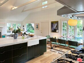 260 Entrada Dr in Santa Monica, CA - Building Photo - Building Photo