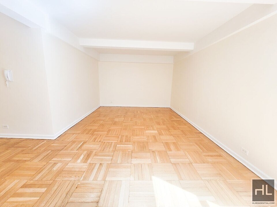 930 Grand Concourse in Bronx, NY - Building Photo
